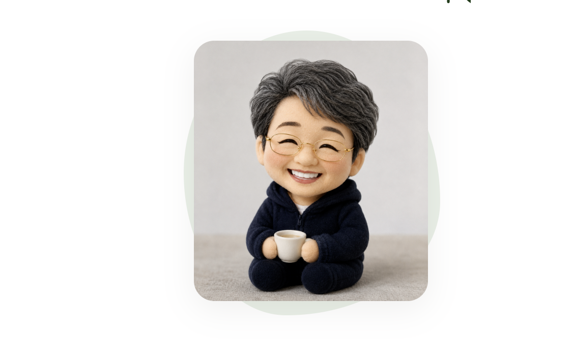 nest代表のマスコット人形（コーヒーを手にした笑顔のフェルト人形）