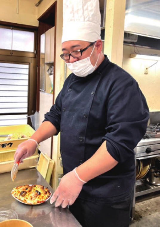 盛り付けの仕上げをするシェフ