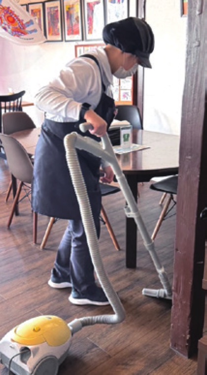 店内を清掃する利用者