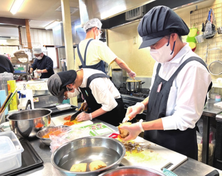 木町家の厨房で下ごしらえに取り組む利用者