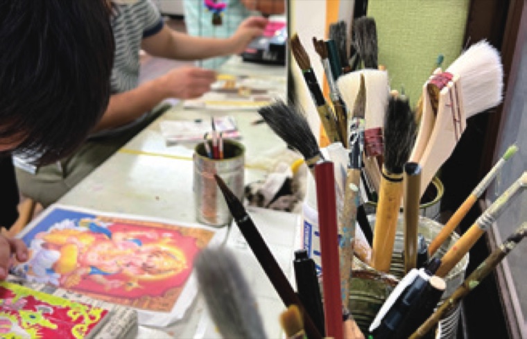 さまざまな画材と制作中の作品