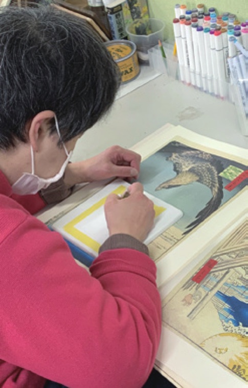 作品に色を塗る利用者