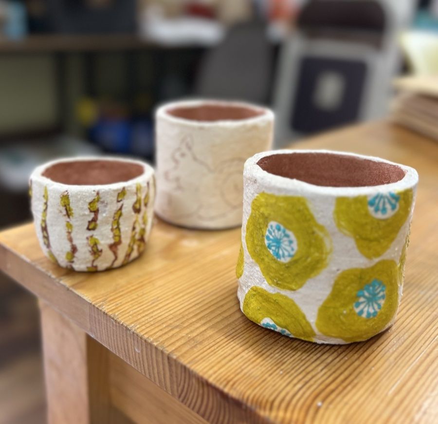 黄色い花模様の陶器の鉢