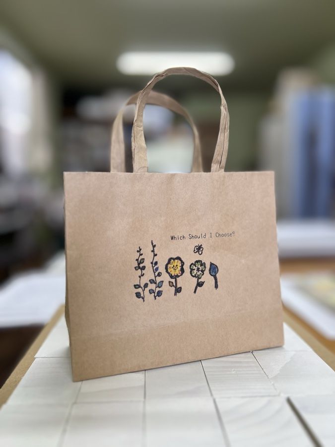 花のスタンプを押した紙袋