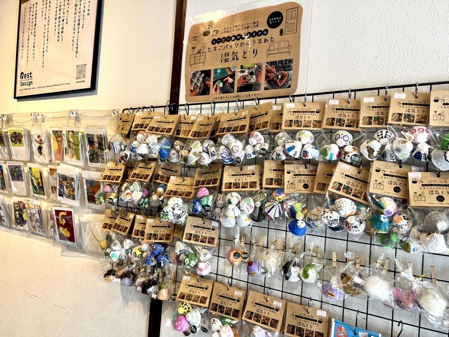店頭に並ぶ湿気とりの作品たち