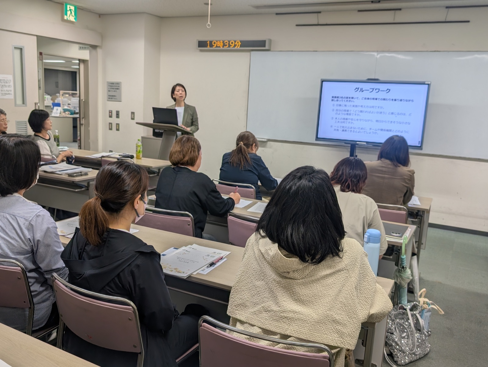 着席して講師の話に耳を傾ける参加者