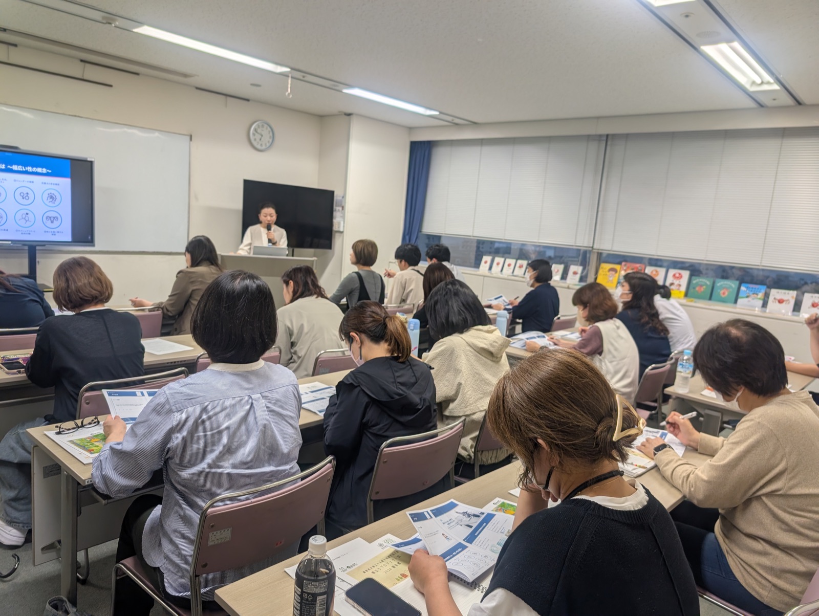 資料を手に聴講する参加者で埋まった会場全体